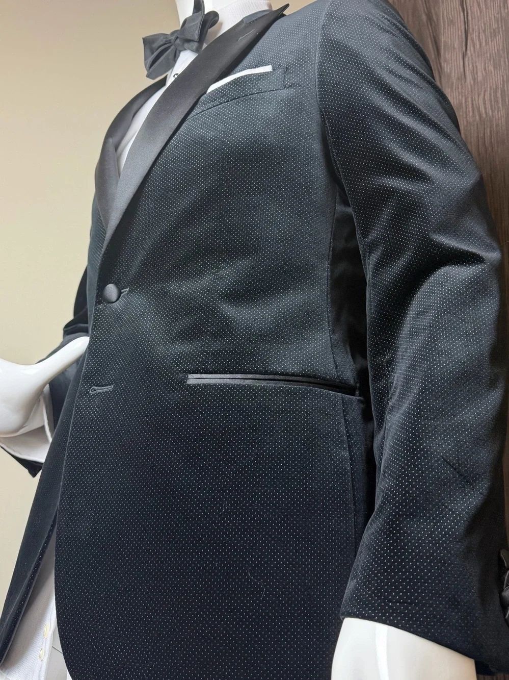 JOSEPH ABBOUD Velvet Peak Lapel Dinner Jacket